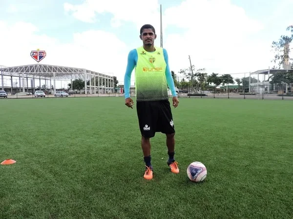 Imagem mostra homem de chuteira e com bola de futebol - Metrópoles