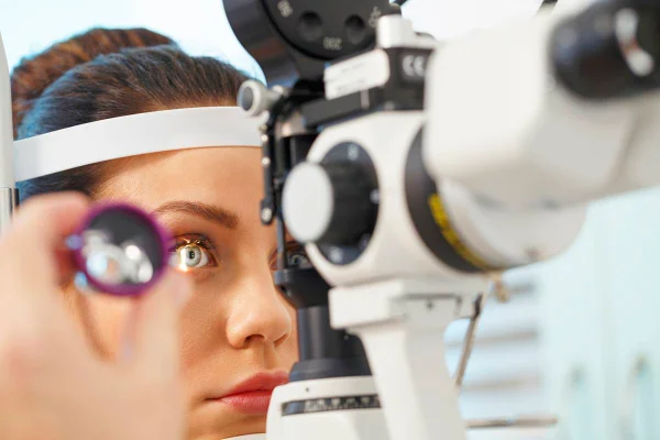 máquina fazendo exame dos olhos