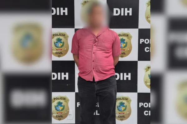Imagem colorida, homem é preso por estuprar enteada desde os 8 até os 14 anos- Metrópoles