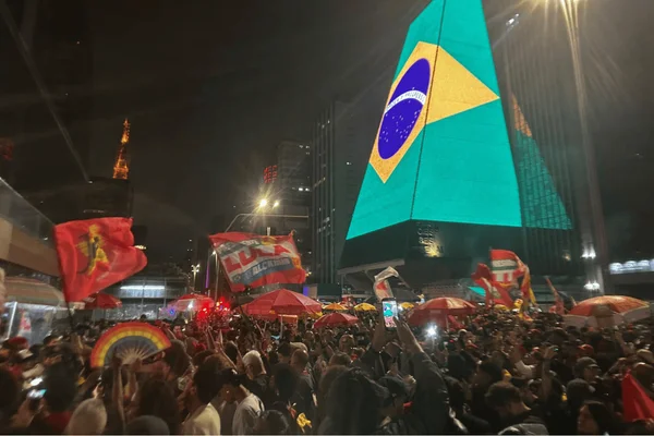 Av. Paulista, na altura da FIESP, lotada de apoiadores de Lula.
