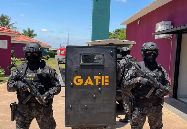 Imagem mostra militares com armas e escudo - Metrópoles