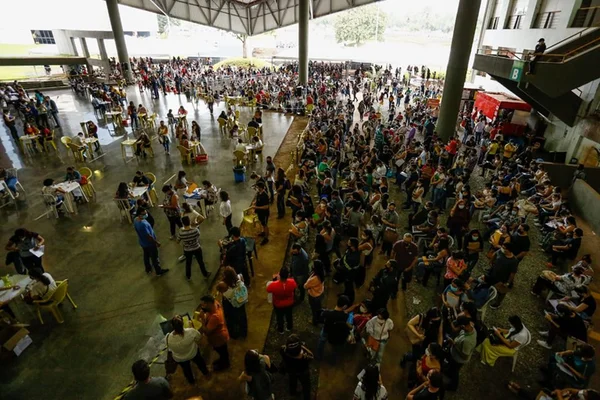 profissionais de saúde lotam prefeitura de goiânia por vagas de emprego. pátio do paço municipal ficou lotado de pessoas interessadas nessa segunda-feira (8/3)