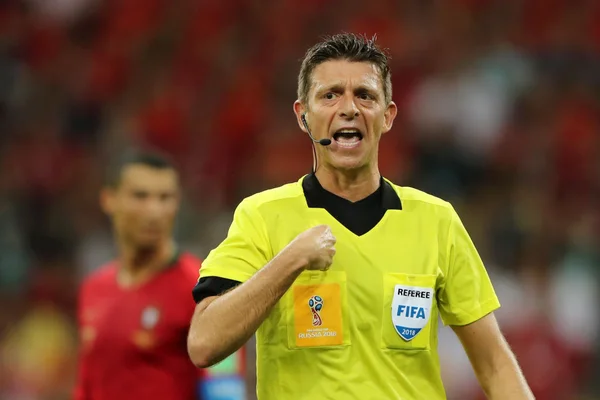 Árbitro que irritou brasileiros com VAR apitará jogo contra México