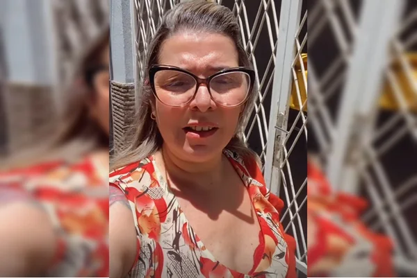 Mulher de óculos e blusa florida