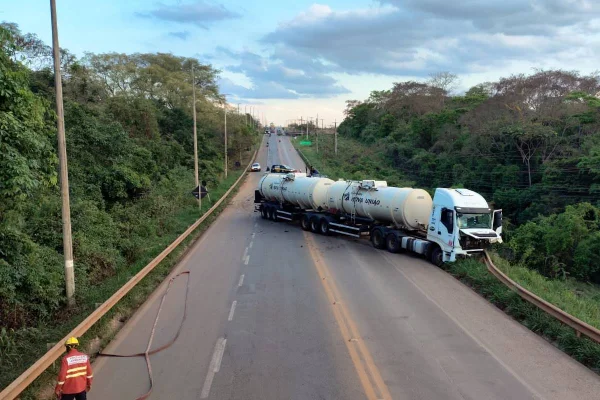 Motorista morre após acidente com caminhão-tanque na BR-080, em Brazlândia