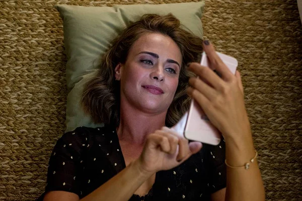Warner lança série brasileira sobre apps de relacionamento
