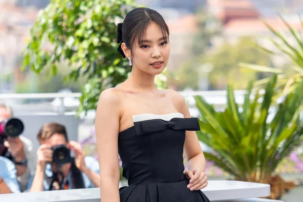 NA imagem com cor, a cantora Jennie do BlackPink posando para foto - Metrópoles