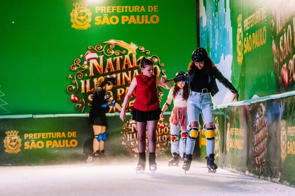 Fotografia colorida mostra crianças patinando no gelo-Metrópoles