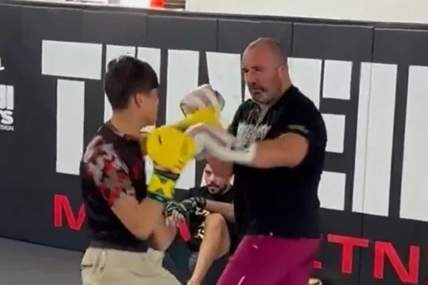 Foto colorida de Glover Teixeira e filho de Alex Poatan - Metrópoles
