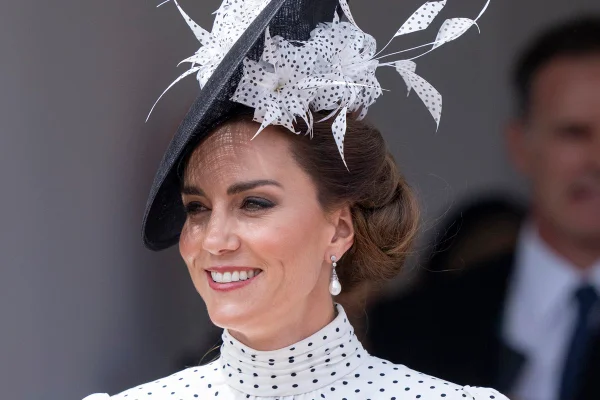 Mulher sorrindo com chapéu - Metrópoles