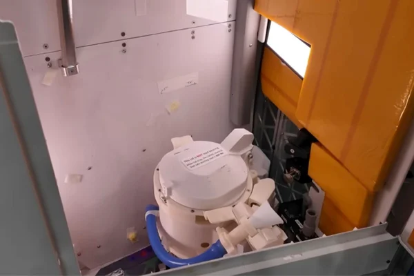 Foto colorida de banheiro da nave Orion - Metrópoles