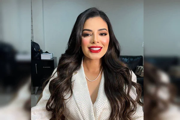 Advogada Aline Gonçalves é indicada ao Superior Tribunal de Justiça Desportiva. Mulher de roupão branco, cabelos pretos e batom vermelho - Metropoles