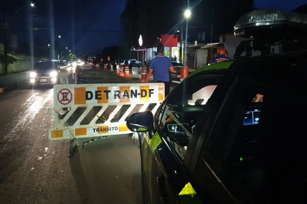 Carro e placa do Detran-DF em via interditada