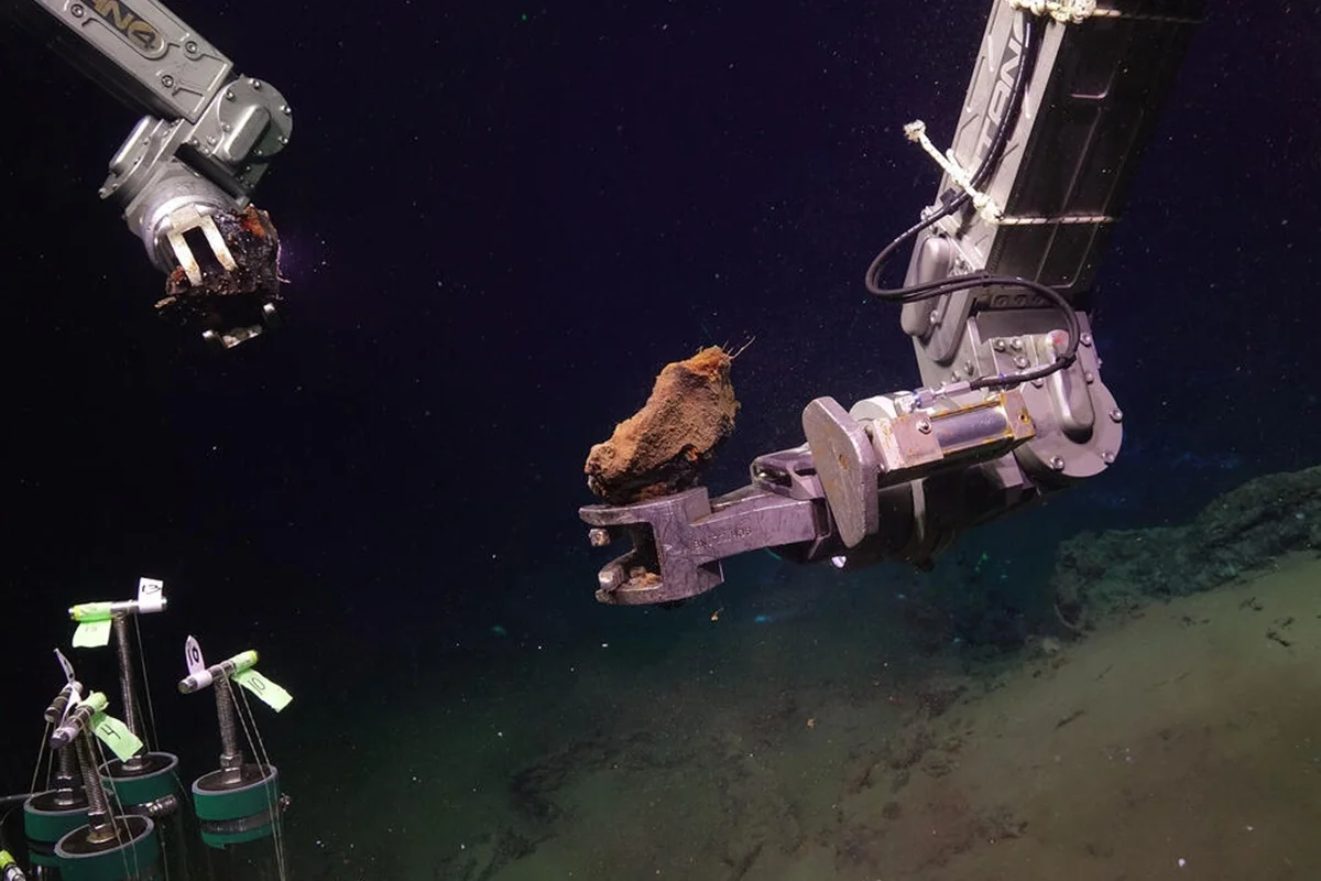 Cientistas coletam rochas no fundo do oceano que pegam fogo sozinhas