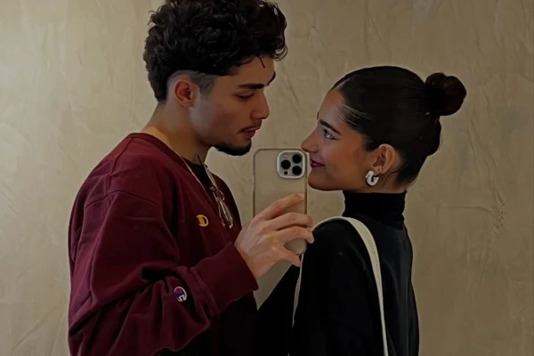 Gui Vieira e Victoria Odoricio posam juntos para selfie - Metrópoles