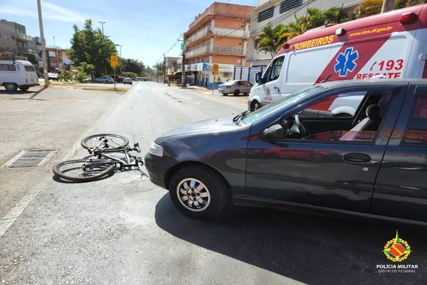 Ambulância do CBMDF, carro e bicicleta na cena do atropelamento