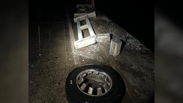 Caminhão despenca de altura de 15 metros e motorista morre em SC