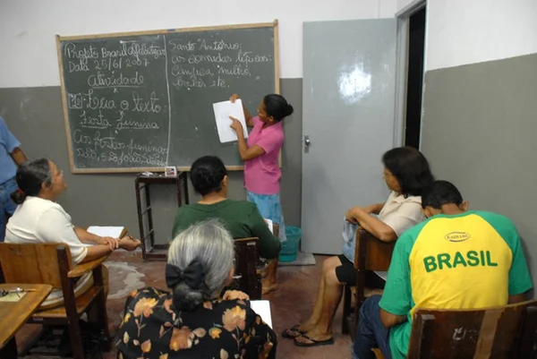 Brasil tem menos estudantes na pré-escola e no ensino médio, diz IBGE