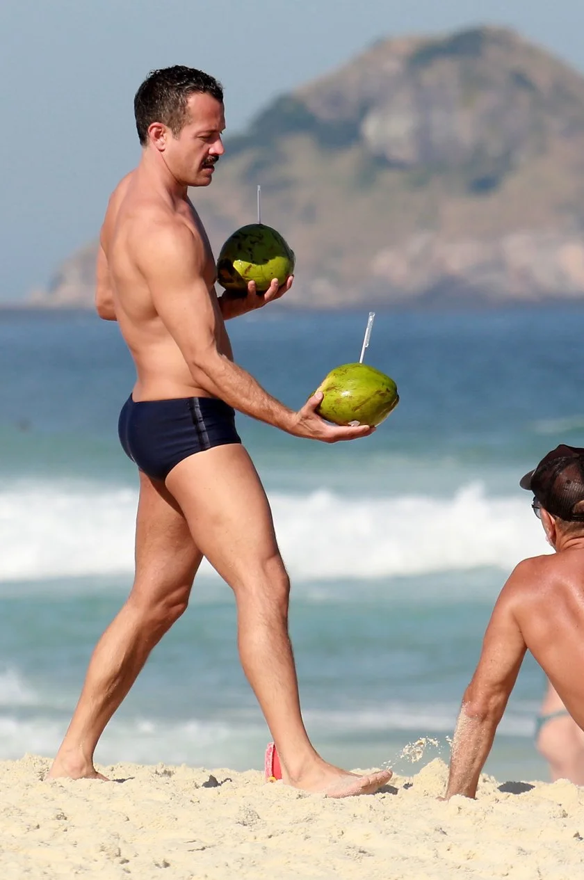 Malvino Salvador mostrou boa forma ao aparecer de sunga durante passeio com a família em praia carioca Malvino Salvador mostrou boa forma ao aparecer de sunga durante passeio com a família em praia carioca