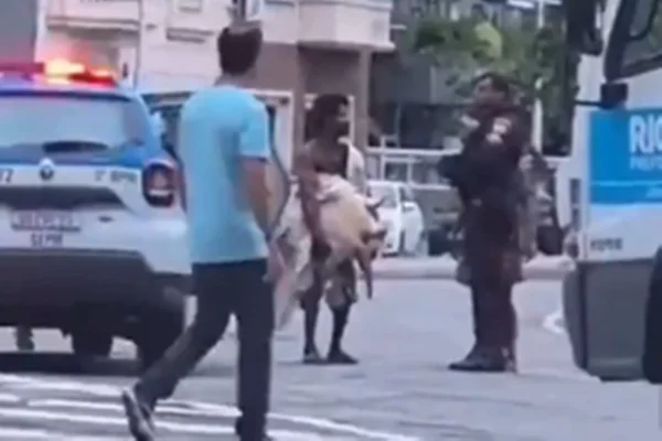 Imagem colorida de homem com tartaruga marinha no RJ