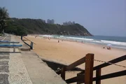 Com mais de 800 metros de extensão, a Praia do Tombo é conhecida por suas ondas fortes e prática de surfe
