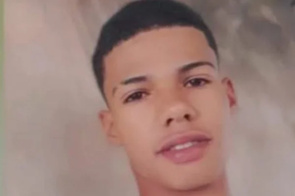 Imagem colorida de jovem que foi morto espancado. Metrópoles
