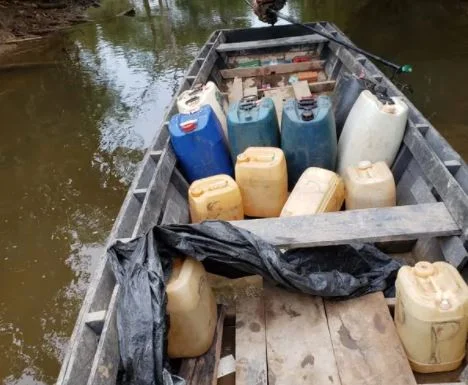 Jovem é preso trazendo gasolina para o Brasil