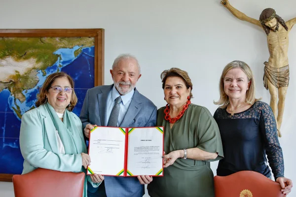 Imagem colorida do presidente Lula ao lado de Cida Gonçalves (esquerda), Márcia Lopes (centro) e Gleisi Hoffmann (direita) - Metrópoles