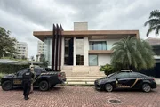 Polícia Federal divulga imagens da ação que prendeu mãe e irmão de Oruam