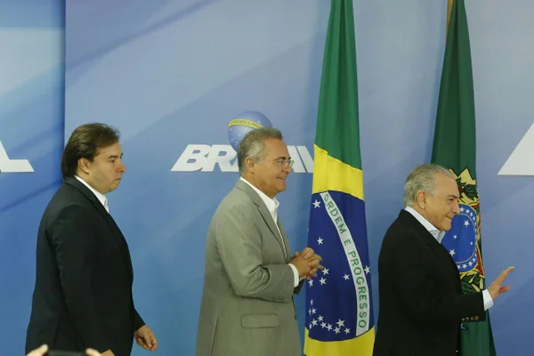“É preciso atender a voz das ruas”, diz Temer sobre anistia do caixa 2
