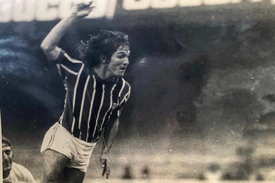 10) Muricy Ramalho (São Paulo) - Ponta-de-lança quando jogador, Muricy não chegou a ser ovacionado no Morumbi, mas representou as cores do São Paulo em 177 partidas. Ao longo de seis anos no clube (1973-1979), marcou 26 gols e conquistou dois títulos: o Brasileiro de 1977 e o Paulista de 1975. Como treinador, a idolatria ficou completa. Em duas passagens, conquistou o tricampeonato brasileiro (2006, 2007 e 2008), além de um Conmebol (1994) 10) Muricy Ramalho (São Paulo) - Ponta-de-lança quando jogador, Muricy não chegou a ser ovacionado no Morumbi, mas representou as cores do São Paulo em 177 partidas. Ao longo de seis anos no clube (1973-1979), marcou 26 gols e conquistou dois títulos: o Brasileiro de 1977 e o Paulista de 1975. Como treinador, a idolatria ficou completa. Em duas passagens, conquistou o tricampeonato brasileiro (2006, 2007 e 2008), além de um Conmebol (1994)