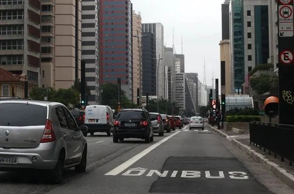 CUT e MBL disputam a Avenida Paulista no dia do julgamento de Lula