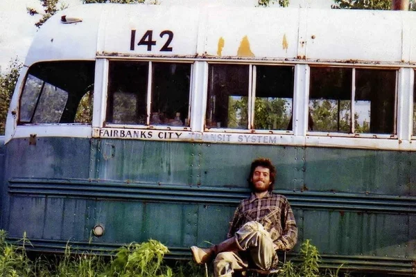 Fim de uma era! Ônibus do filme Into The Wild é retirado de área deserta