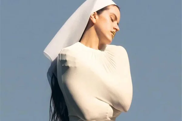 Capa do último álbum de Rosalía, chamado Lux