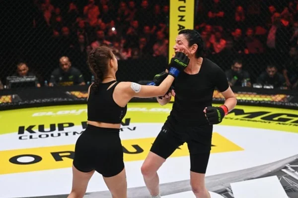 Foto colorida de duas mulheres brigando - Metrópoles