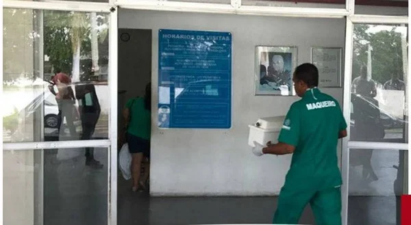 Família abre caixão e descobre que bebê morto foi trocado em hospital