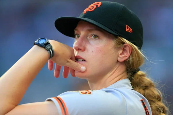 Alyssa Nakken se tornou a primeira mulher a dirigir um time da MBL em campo - Metrópoles
