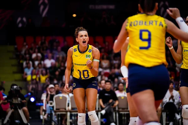 Foto colorida do jogo entre Brasil e República Dominicana, pelo Mundial de Vôlei Feminino - Metrópoles