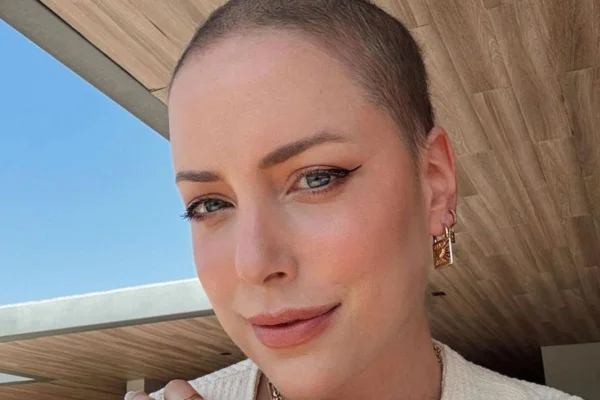 Fabiana Justus comemora crescimento do cabelo após câncer