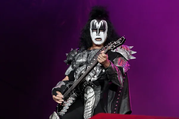 Vocalista do Kiss sofre acidente após desmaiar no volante