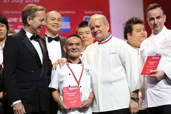 Vendedor de comida de rua de Cingapura ganha uma estrela Michelin