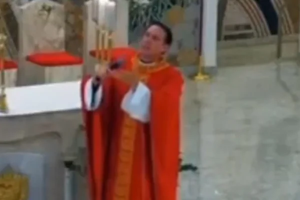 Padre viraliza com sermão contra trabalhadores “vadios e preguiçosos”