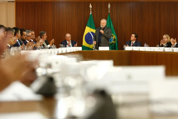 Lula reúne governadores e prefeitos para discutir segurança em escolas. Siga