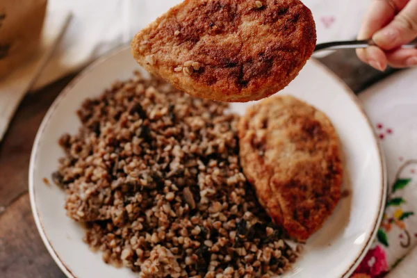 prato de carne moída e hambúrguer