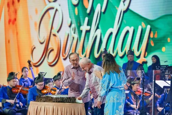 Lula ganha homenagem de aniversário em jantar de gala na Malásia