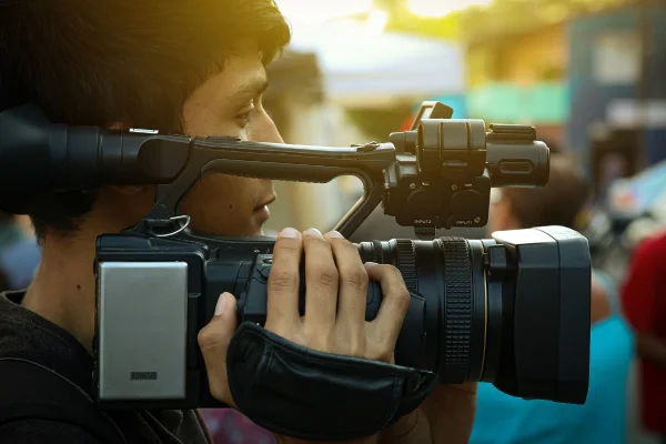 Imagem mostra homem segurando câmera de vídeo na mão-Metrópoles