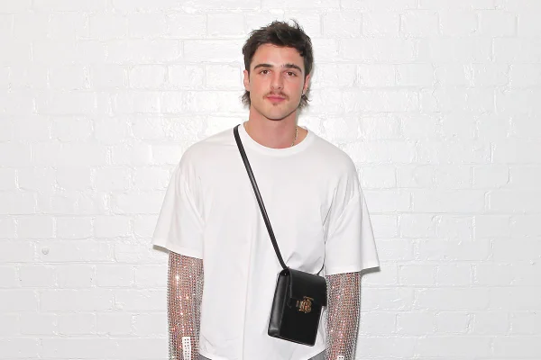 Ator Jacob Elordi usando camiseta branca e bolsa preta com alça transpassada - Metrópoles