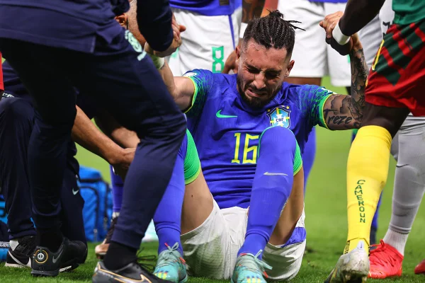 Alex Telles será submetido a uma ressonância magnética neste sábado