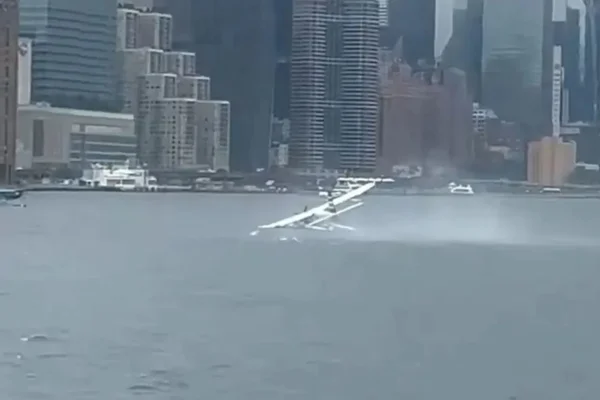 Imagem colorida mostra momento em que hidroavião cai em rio em Nova York - Metrópoles