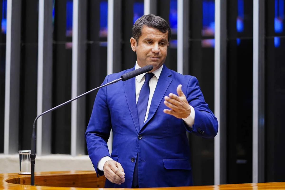 Lula almoça com líder do PP na Câmara em meio a desembarque do governo 1 Deputado Dr. Luizinho (PP-RJ) assinou pedido de anistia ao 8 de Janeiro.